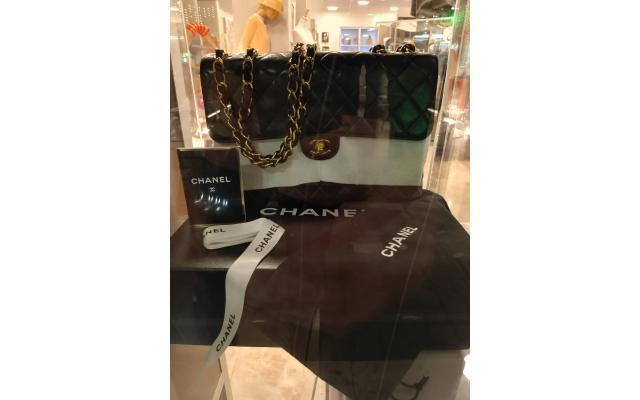 Borsa Chanel Classic Flap o 2.55 in pelle nera con hardware dorato